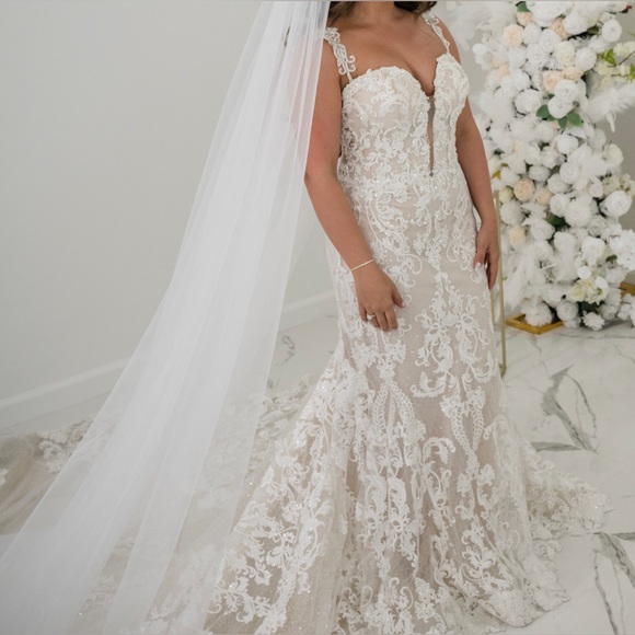 Eve of Milady Wedding Dress with detachable skirt & veil - Picture 4 of 12